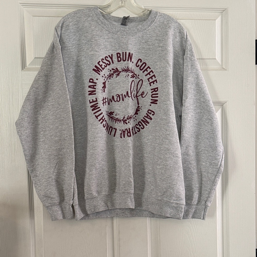 #momlife sweatshirt. Gildan brand made by company davie+evie co